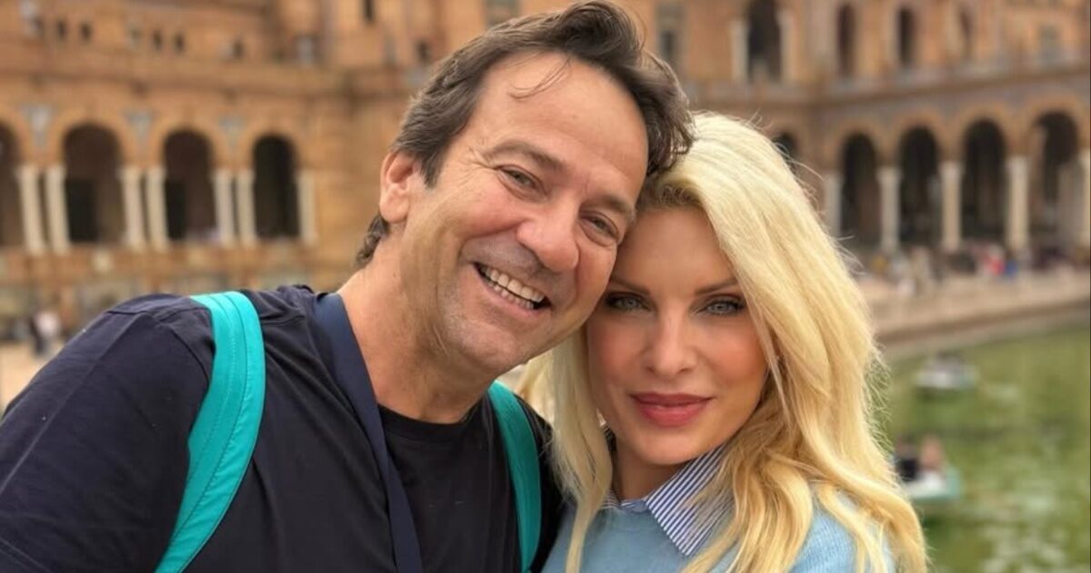 Ελένη Μενεγάκη και Μάκης Παντζόπουλος: Ποζάρουν αγκαλιασμένοι στην Ισπανία – Το ταξίδι και το μήνυμα της παρουσιάστριας