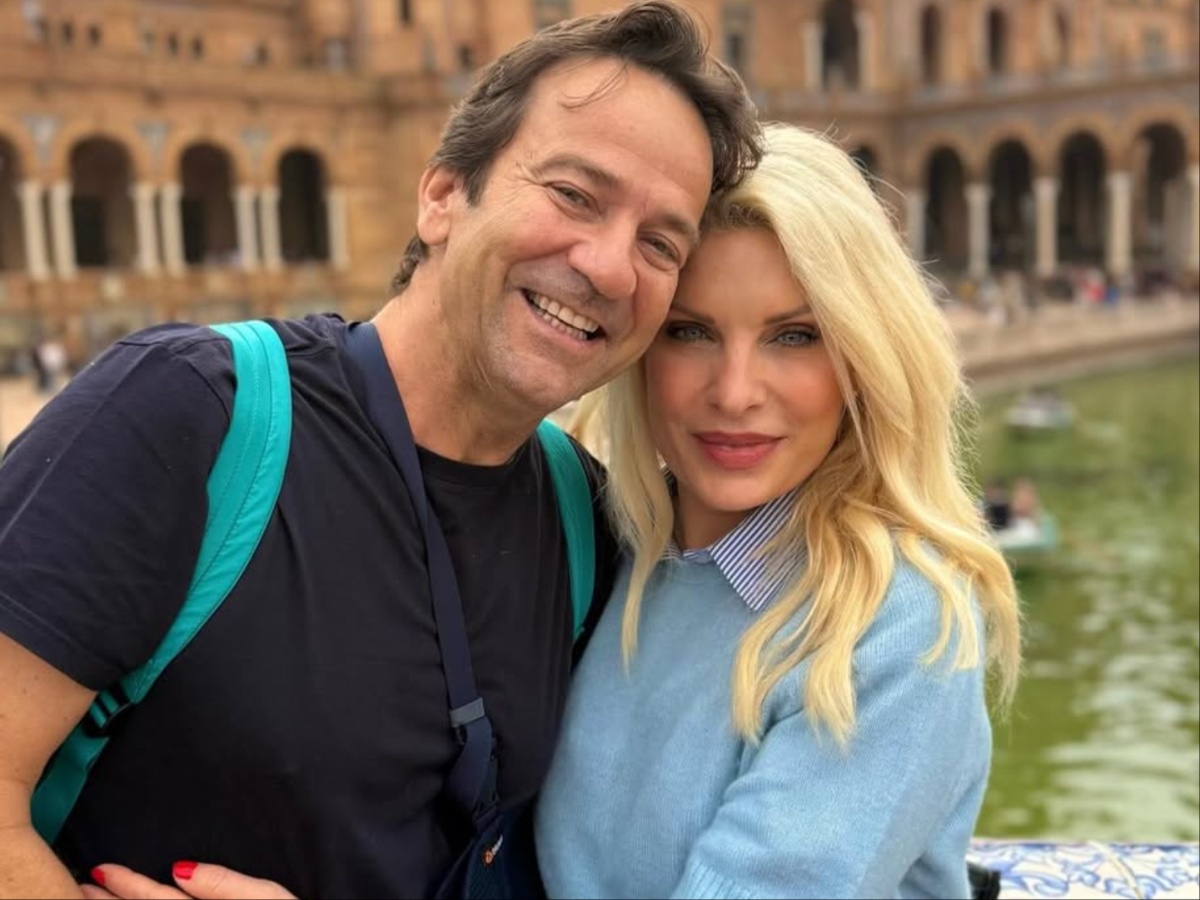 Ελένη Μενεγάκη και Μάκης Παντζόπουλος: Ποζάρουν αγκαλιασμένοι στην Ισπανία – Το μήνυμα της παρουσιάστριας