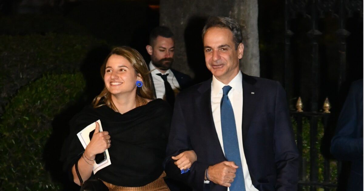 Κυριάκος Μητσοτάκης: Με την κόρη του, Δάφνη εμφανίστηκε στο χθεσινοβραδινό δείπνο με τον Εμανουέλ Μακρόν στο Προεδρικό Μέγαρο