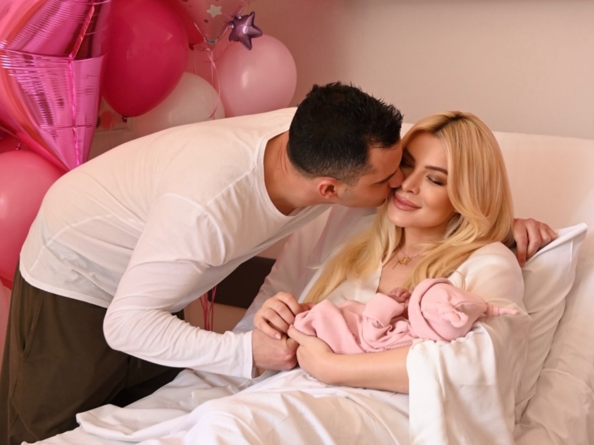 Παναγιώτης Κουτσουμπής: Είναι χαζομπαμπάς και δεν το κρύβει! Το ιδιαίτερο t-shirt, δυο εβδομάδες μετά τη γέννηση της κόρης του