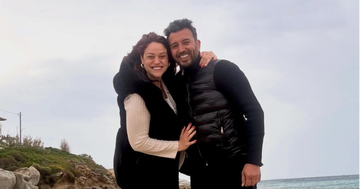 Μπάγια Αντωνοπούλου: Ποζάρει στην αγκαλιά του συζύγου της στον έβδομο μήνα της εγκυμοσύνης