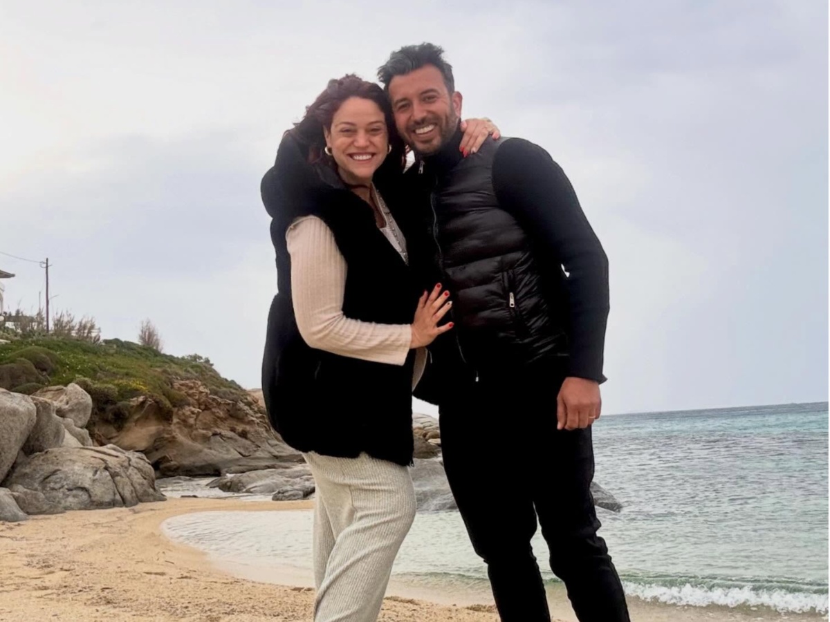 Μπάγια Αντωνοπούλου: Ποζάρει στην αγκαλιά του συζύγου της στον έβδομο μήνα της εγκυμοσύνης