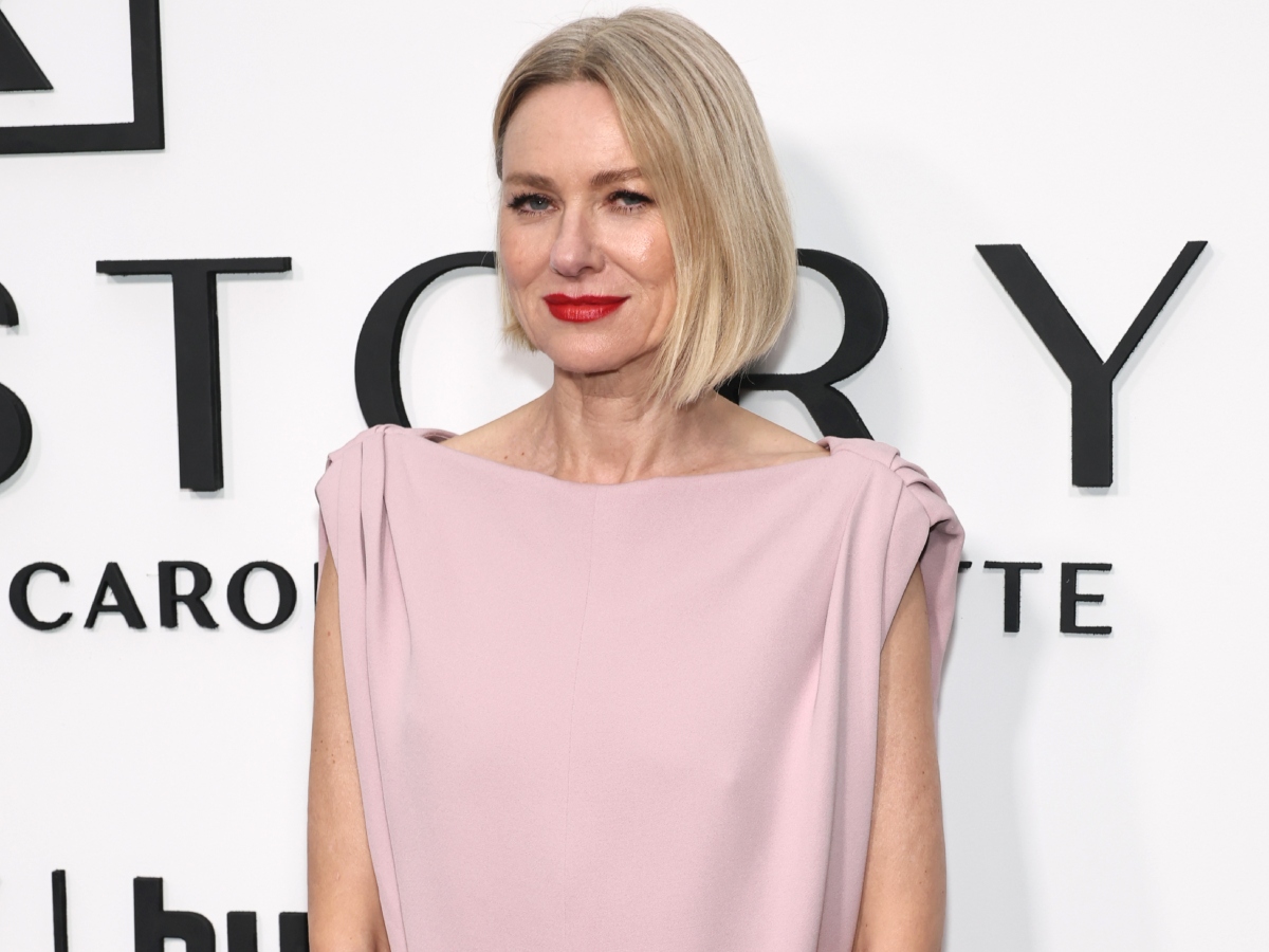 Η Naomi Watts με το τελευταίο της beauty look δίνει μαθήματα κομψότητας