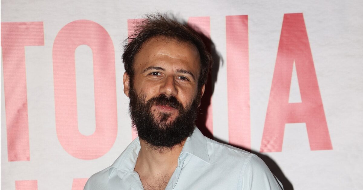 Νίκος Γκέλια: «Έμαθα να αντιμετωπίζω με χιούμορ τις δυσκολίες – Το ότι είμαι Αλβανός λειτούργησε θετικά στη δουλειά μου»