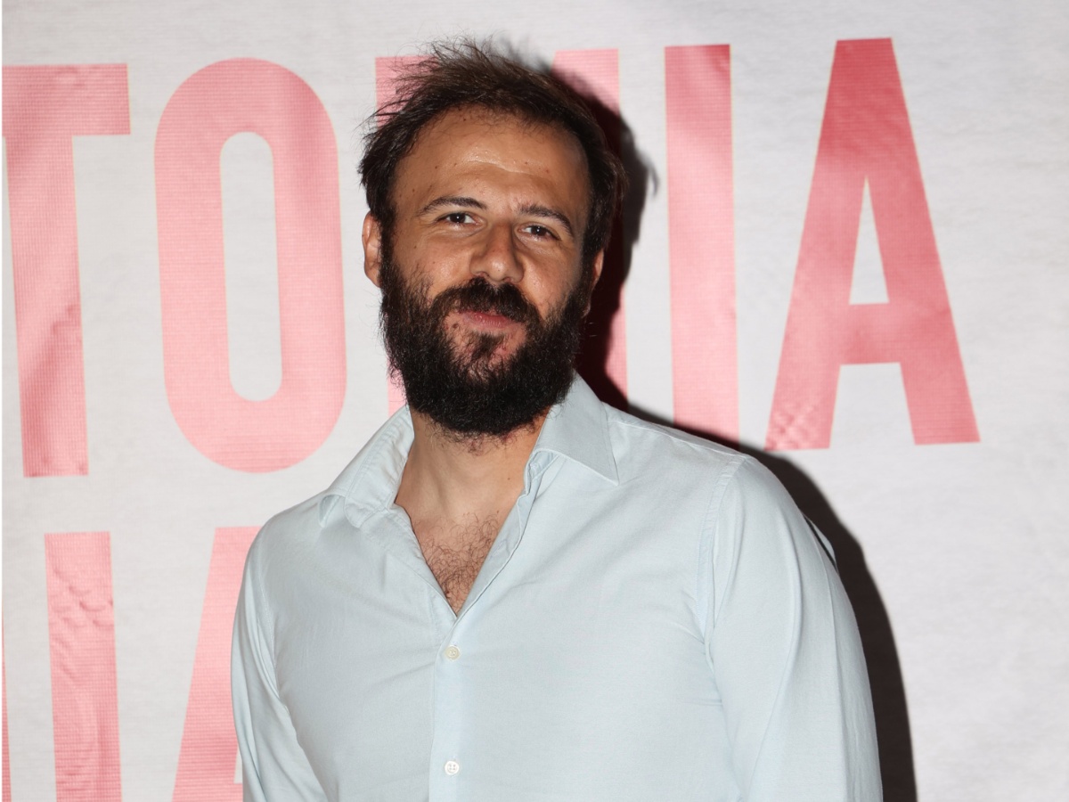 Νίκος Γκέλια: «Έμαθα να αντιμετωπίζω με χιούμορ τις δυσκολίες – Το ότι είμαι Αλβανός λειτούργησε θετικά στη δουλειά μου»