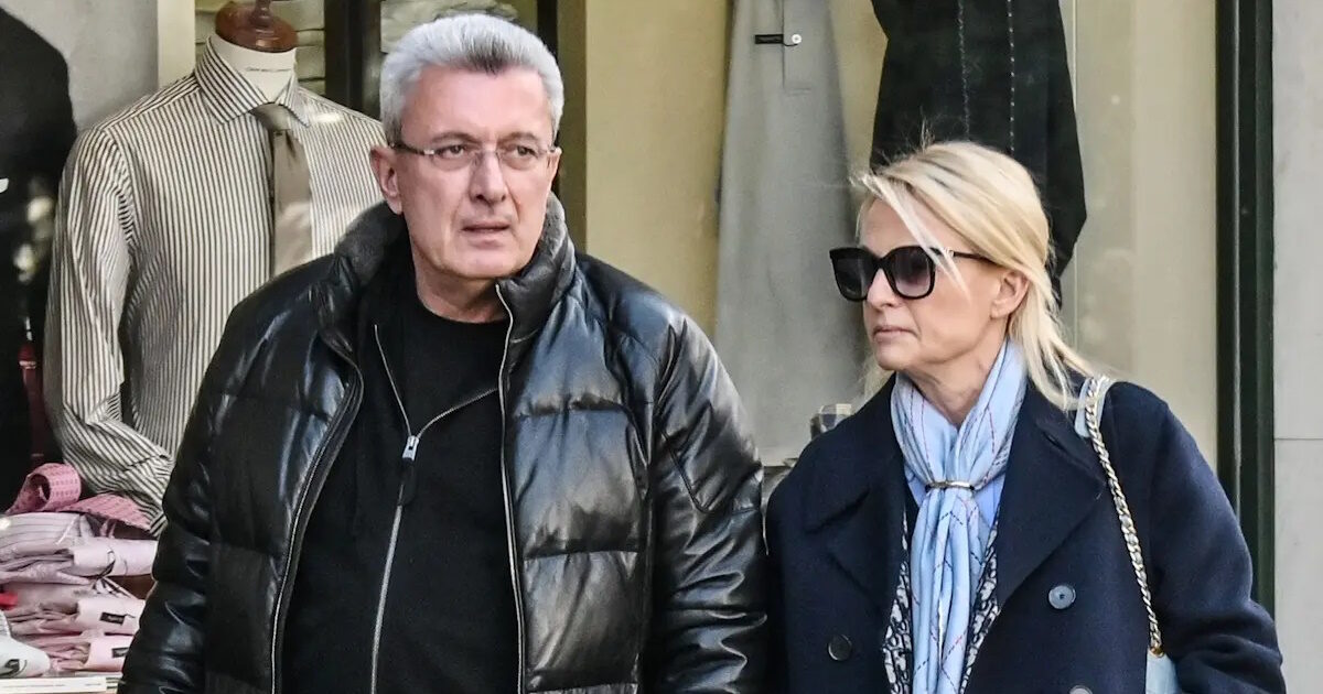Νίκος Χατζηνικολάου: Σπάνια βόλτα στο κέντρο της Αθήνας με τη σύζυγό του, Κρίστη Τσολακάκη – Φωτογραφίες