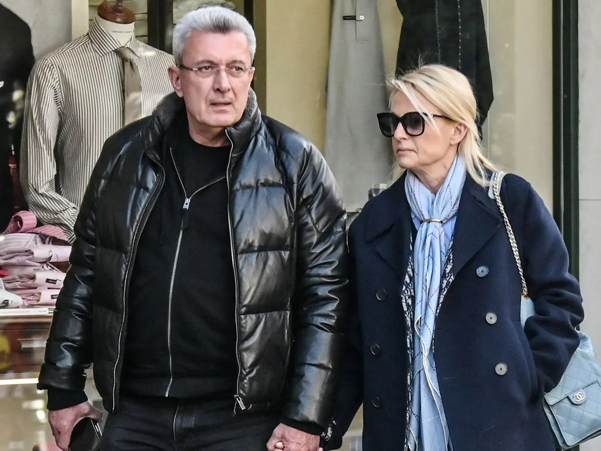 Νίκος Χατζηνικολάου: Σπάνια βόλτα στο κέντρο της Αθήνας με τη σύζυγό του, Κρίστη Τσολακάκη – Φωτογραφίες
