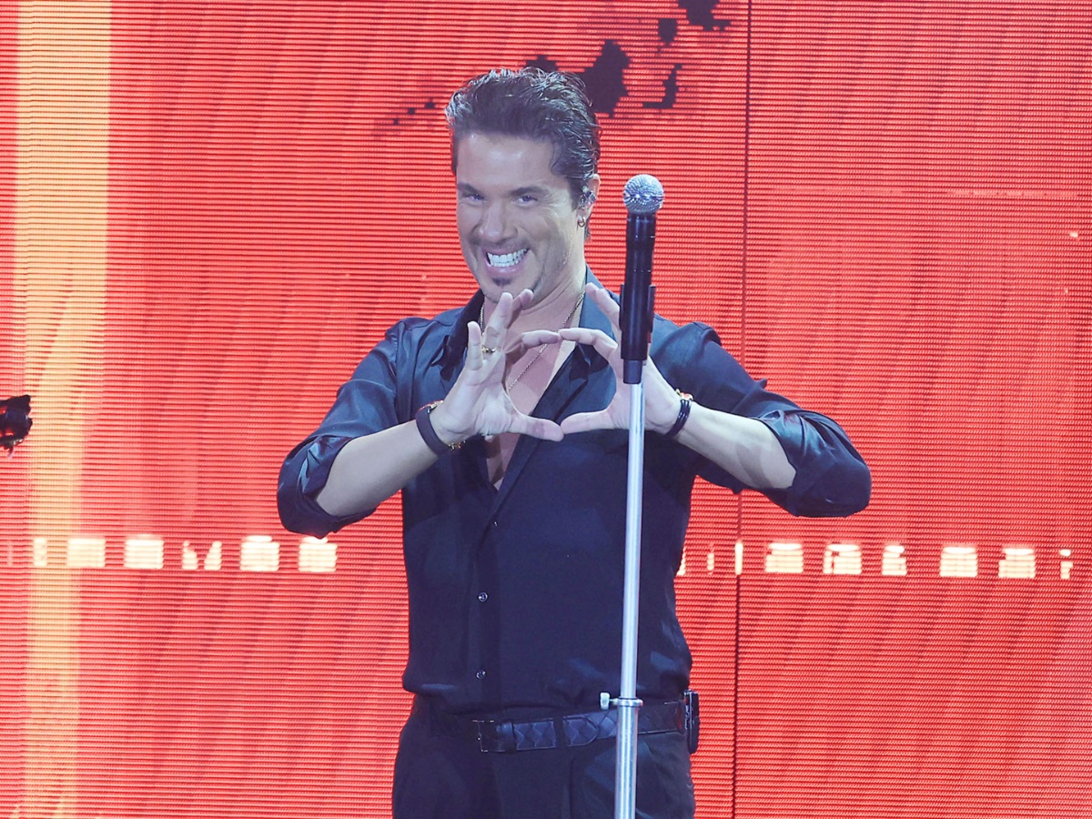 Νίκος Οικονομόπουλος: Το φιλί που έδωσε σε νύφη και έγινε viral