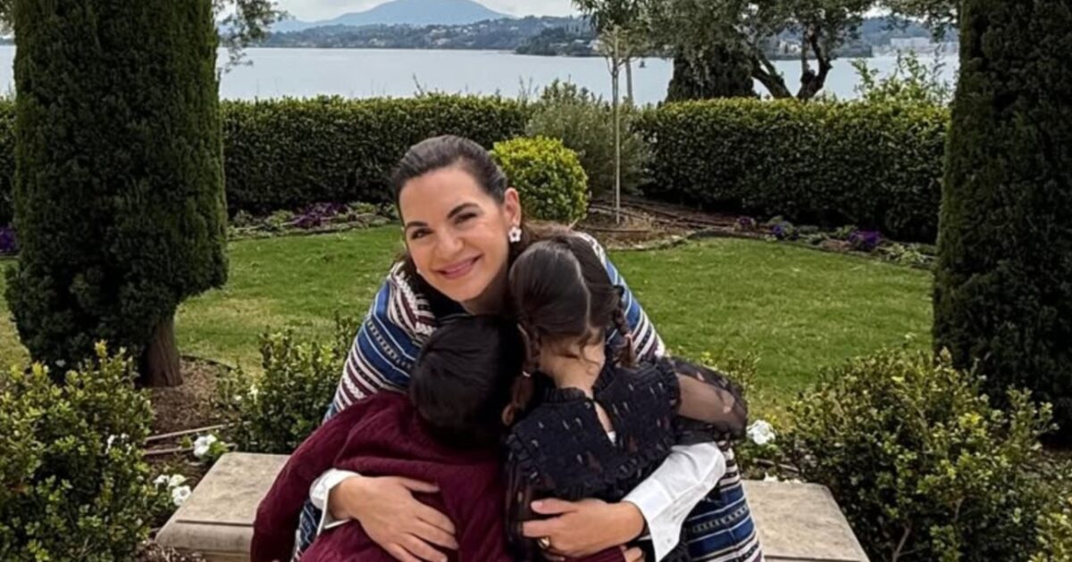 Όλγα Κεφαλογιάννη: Οι πασχαλινές ευχές αγκαλιά μετα δίδυμα παιδιά της – Φωτογραφία