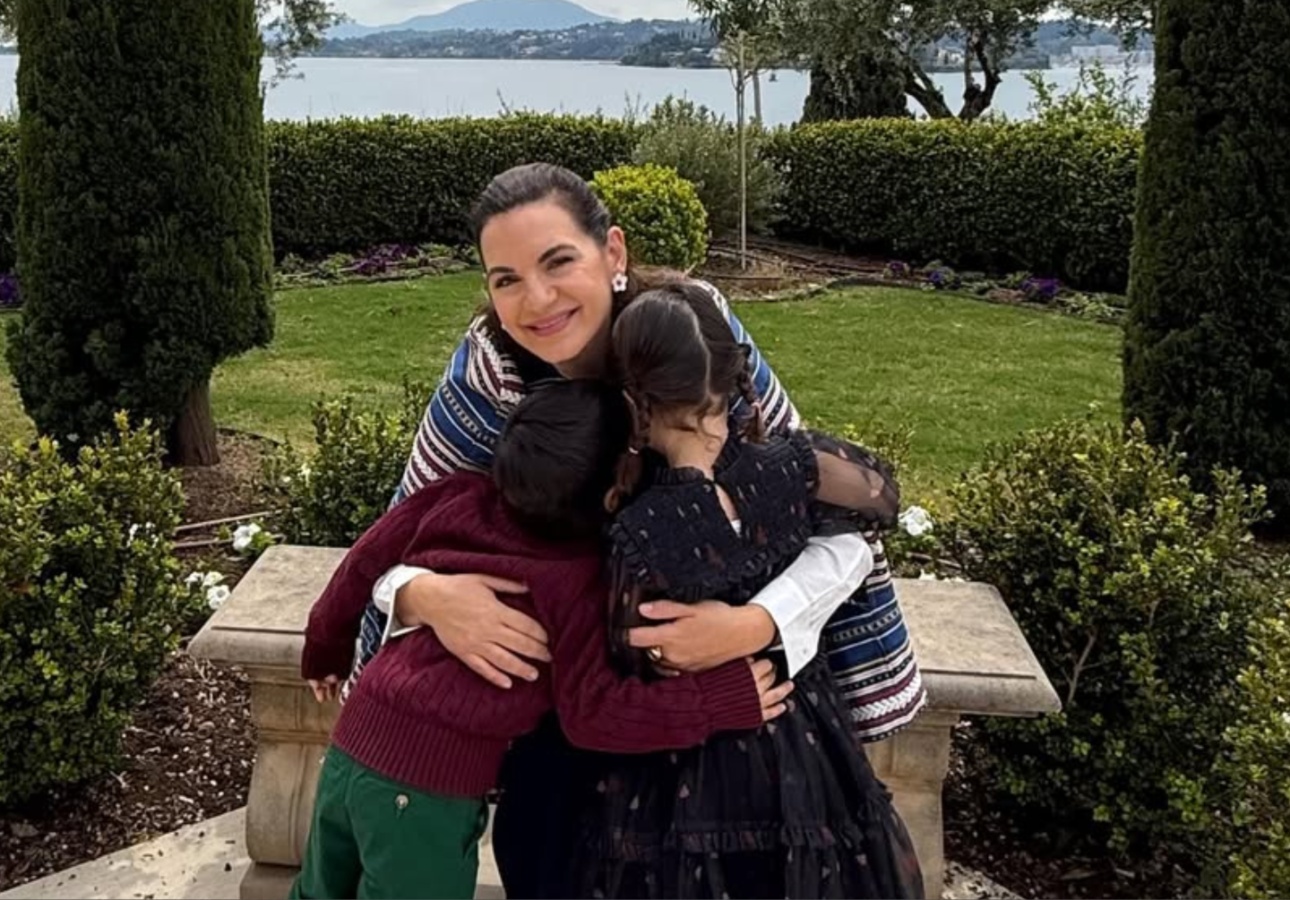 Όλγα Κεφαλογιάννη: Οι πασχαλινές ευχές αγκαλιά μετα δίδυμα παιδιά της – Φωτογραφία