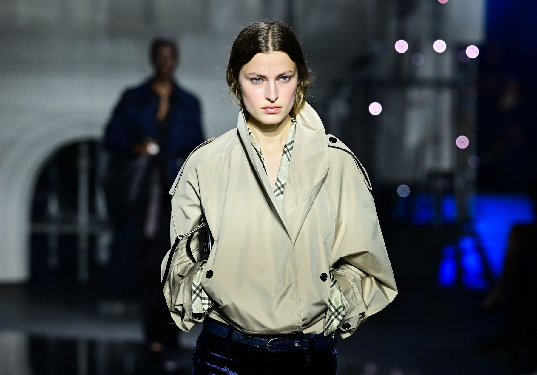 Βροχή: 3 jacket που φοράς και είσαι έτοιμη για όλα