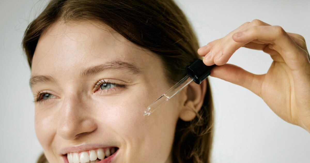 Ρετινόλη vs Bakuchiοl: Υπάρχει πραγματική σύγκριση ανάμεσα σε αυτά τα δύο δημοφιλή συστατικά;