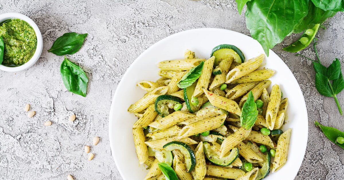 Δροσερή μακαρονοσαλάτα με πέστο και κολοκυθάκια