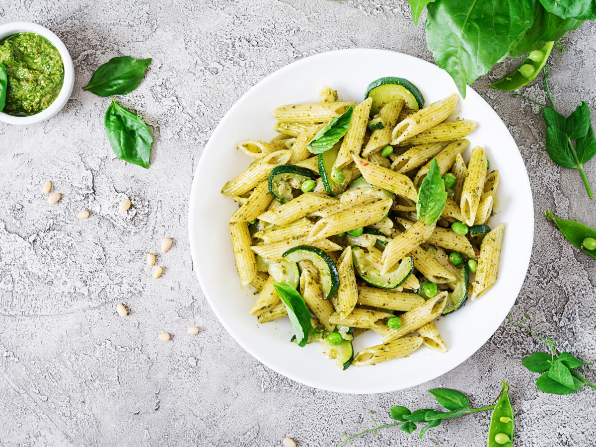 Δροσερή μακαρονοσαλάτα με πέστο και κολοκυθάκια
