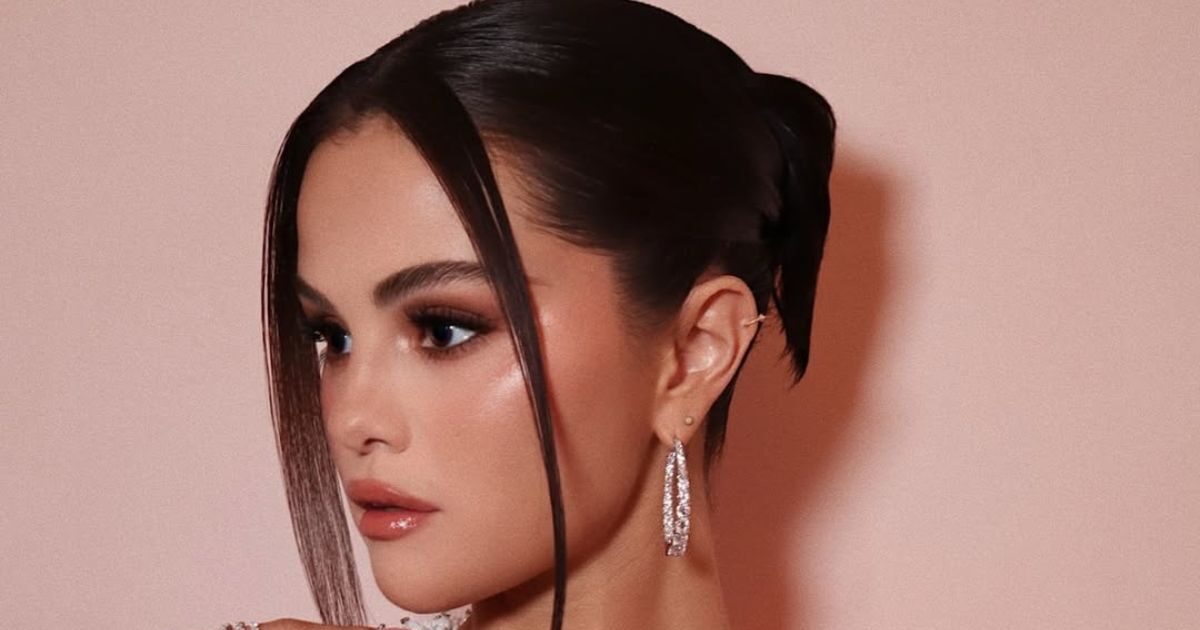Selena Gomez: Mε caramel nude μακιγιάζ και παιχνιδιάρικο 2YK χτένισμα θέτει τους νέους κανόνους για τα πιο κομψά looks