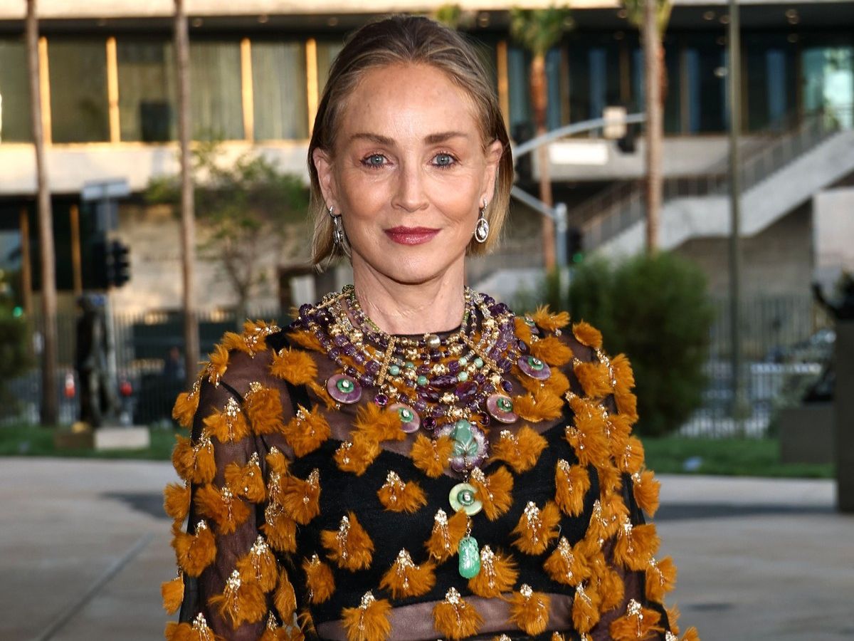Sharon Stone: Μας δείχνει ότι οι έντονες αποχρώσεις μπορούν να υιοθετηθούν σε κάθε ηλικία