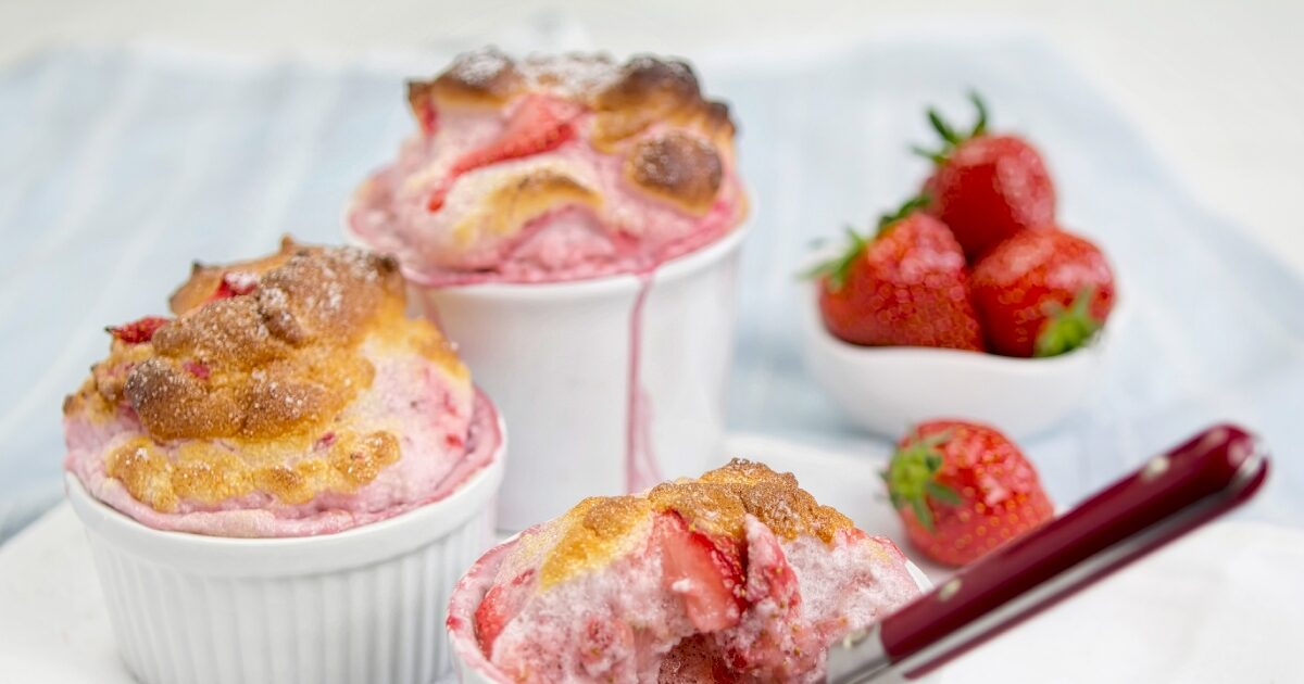 Αφράτο σουφλέ φράουλας: Υπάρχει πιο ανοιξιάτικη συνταγή από αυτή;