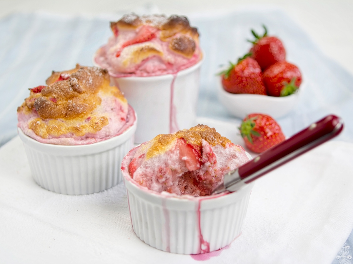 Αφράτο σουφλέ φράουλας: Υπάρχει πιο ανοιξιάτικη συνταγή από αυτή;