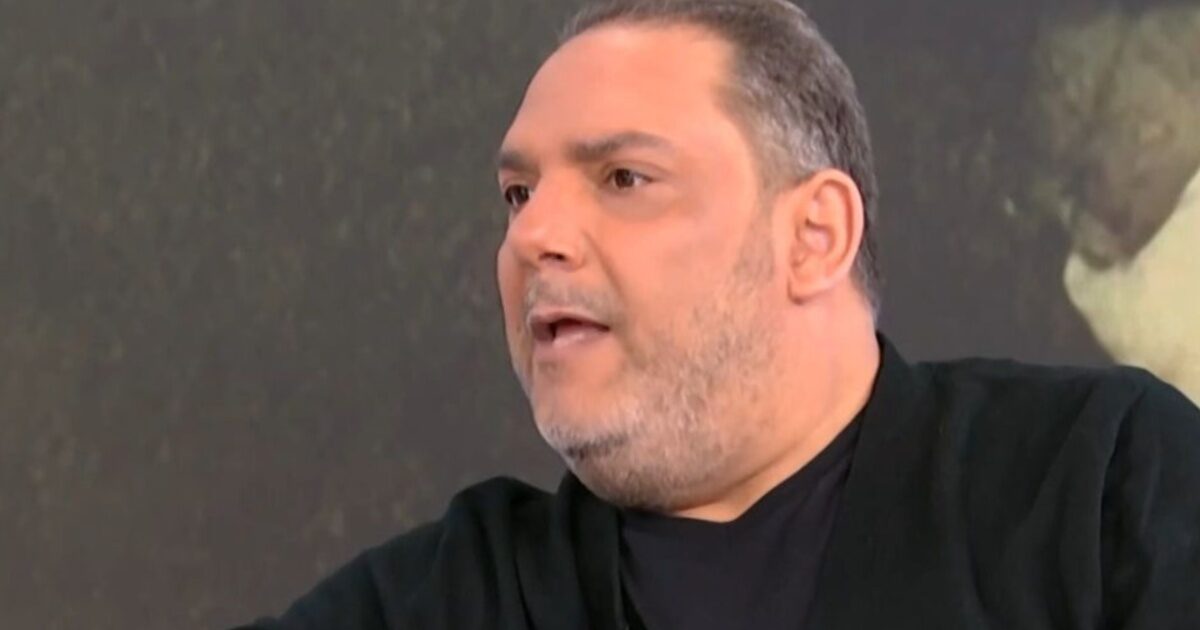 Στέλιος Διονυσίου: Η πρώτη φορά που τραγούδησε με τον πατέρα του – «Με βούτηξαν όλοι οι εργαζόμενοι για ανέβω στη σκηνή»