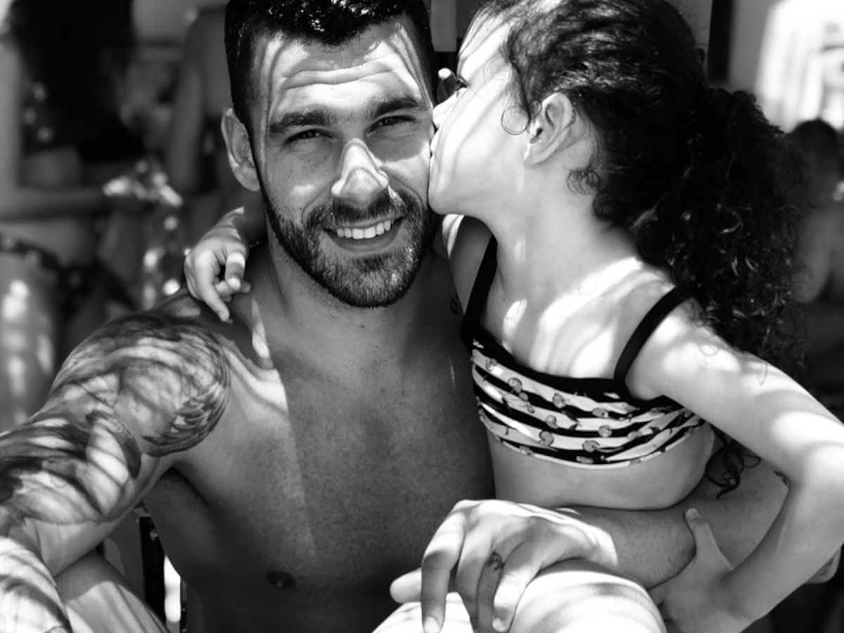 Ο Στάθης Σχίζας στο TLIFE: «Η κόρη μου έχει την ωριμότητα να μην μου κάνει ερωτήσεις που θα με φέρουν σε δύσκολη θέση»