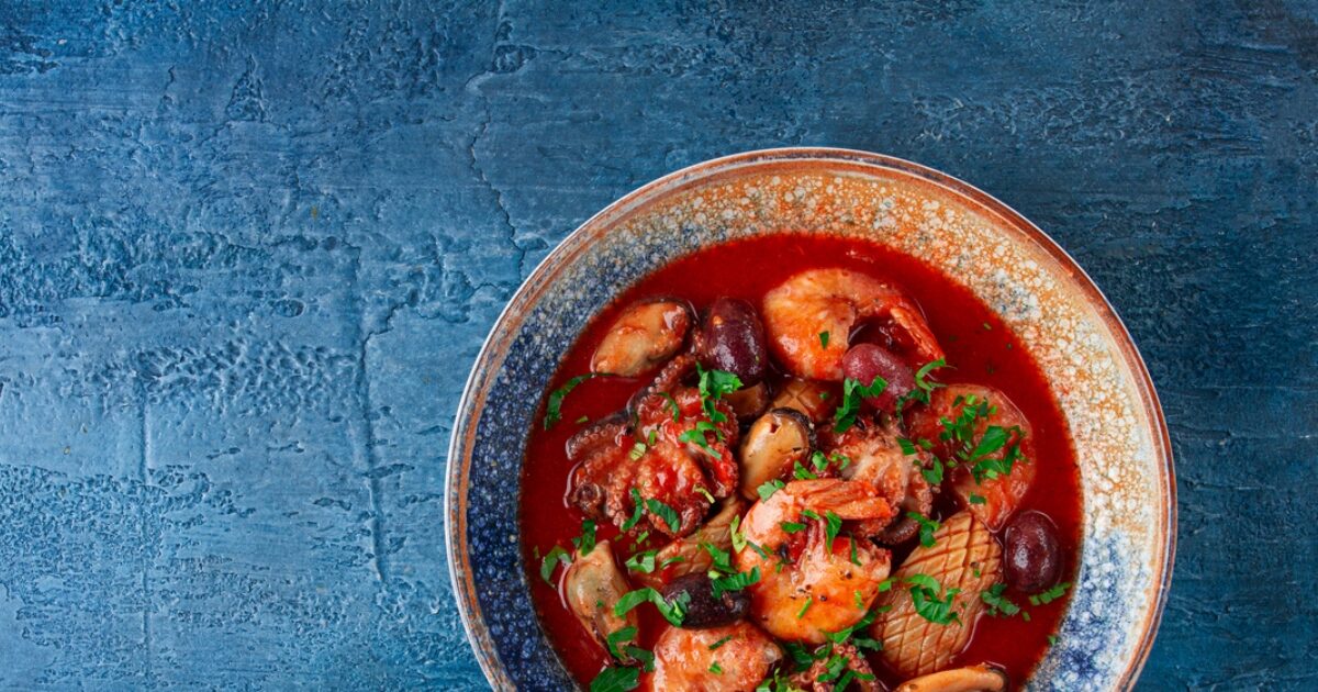 Θαλασσινά σαγανάκι με φρέσκια ντομάτα κι ελιές: Μια πεντανόστιμη συνταγή για το weekend