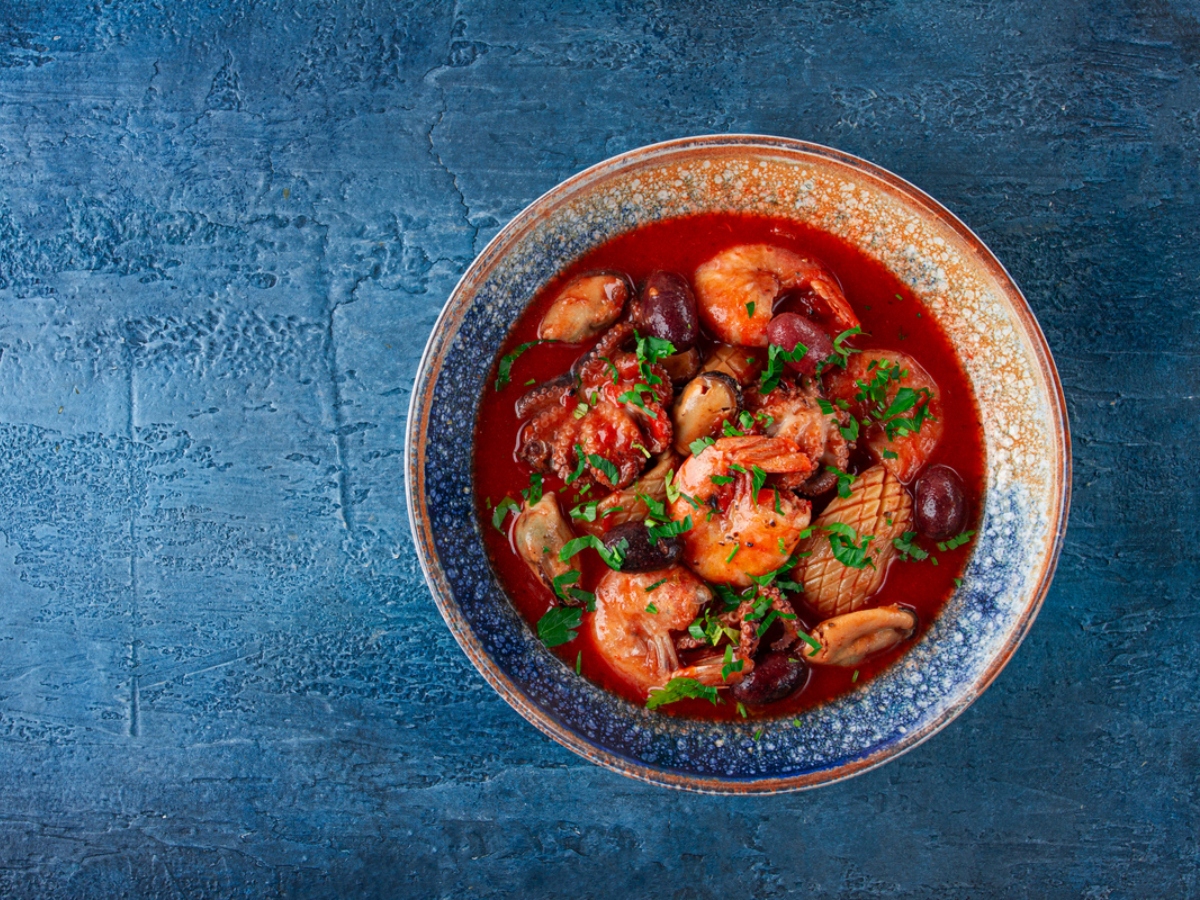 Θαλασσινά σαγανάκι με φρέσκια ντομάτα κι ελιές: Μια πεντανόστιμη συνταγή για το weekend