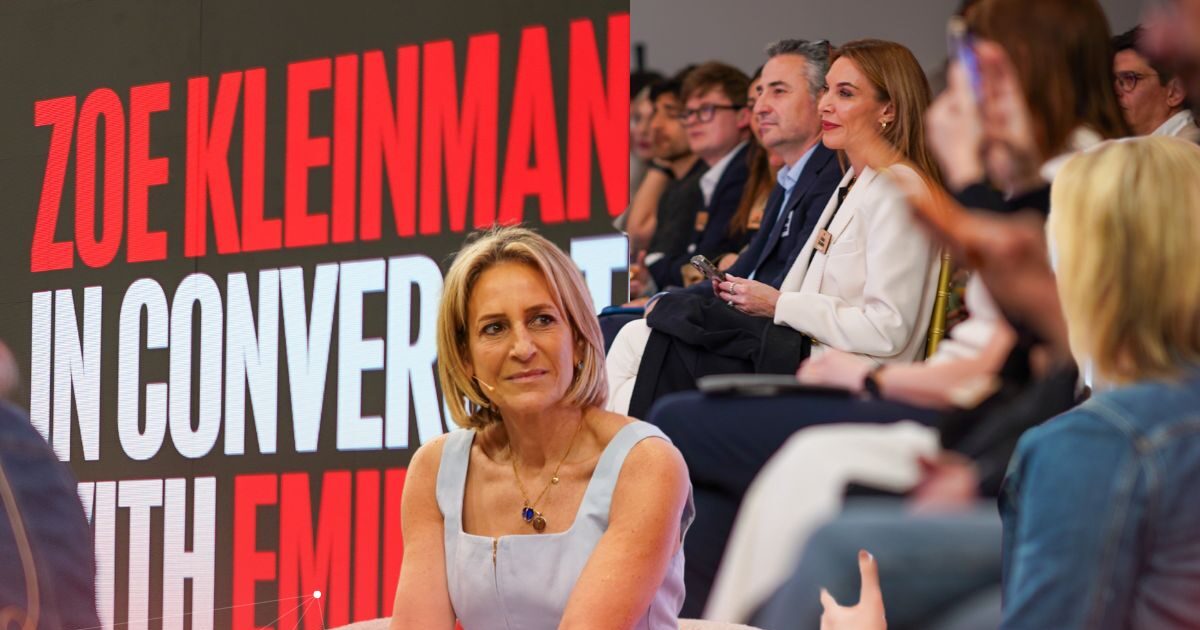 Η Τατιάνα Στεφανίδου γράφει για την Emily Maitlis, τη σταρ του BBC που άφησε την ασφάλεια της τηλεόρασης για τα podcasts