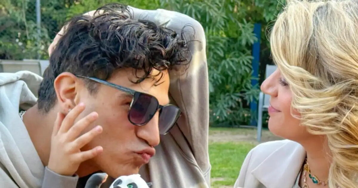 Τζένη Θεωνά – Δήμος Αναστασιάδης: Κυριακάτικη βόλτα με τους γιους τους – Φωτογραφία