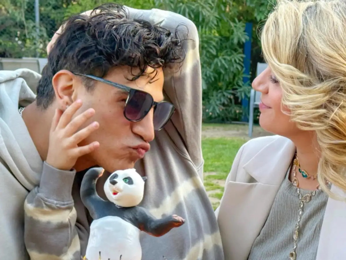 Τζένη Θεωνά – Δήμος Αναστασιάδης: Κυριακάτικη βόλτα με τους γιους τους – Φωτογραφία