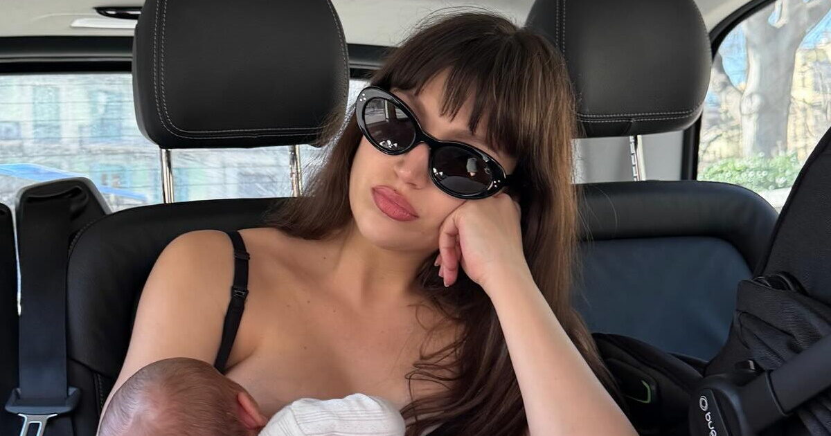 Ούρσουλα Κορμπερό: Η στιγμή που η Τόκιο του «La Casa De Papel» θηλάζει το μωρό της