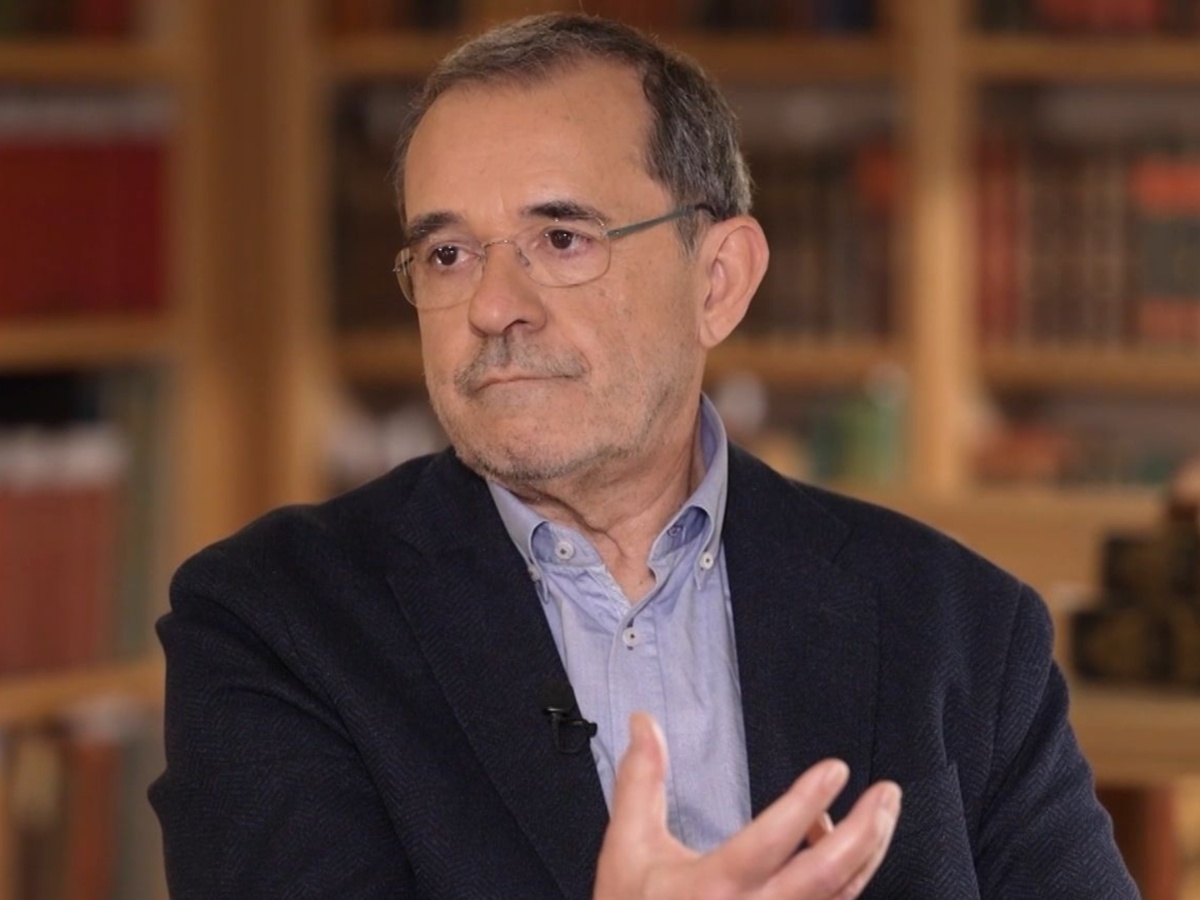 Παύλος Τσίμας: «Είμαστε άνθρωποι – Η περιέργεια, το κουτσομπολιό και τα μυστικά του άλλου είναι γοητευτικά»