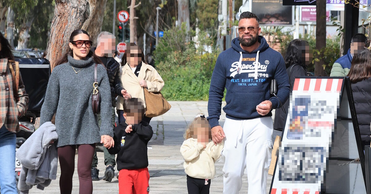 Κώστας Σόμμερ – Βαλεντίνη Παπαδάκη: Βόλτα στα νότια προάστια με τα παιδιά τους – Φωτογραφίες