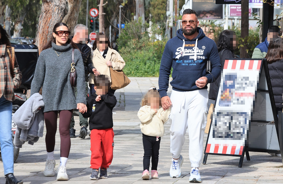 Κώστας Σόμμερ – Βαλεντίνη Παπαδάκη: Βόλτα στα νότια προάστια με τα παιδιά τους – Φωτογραφίες