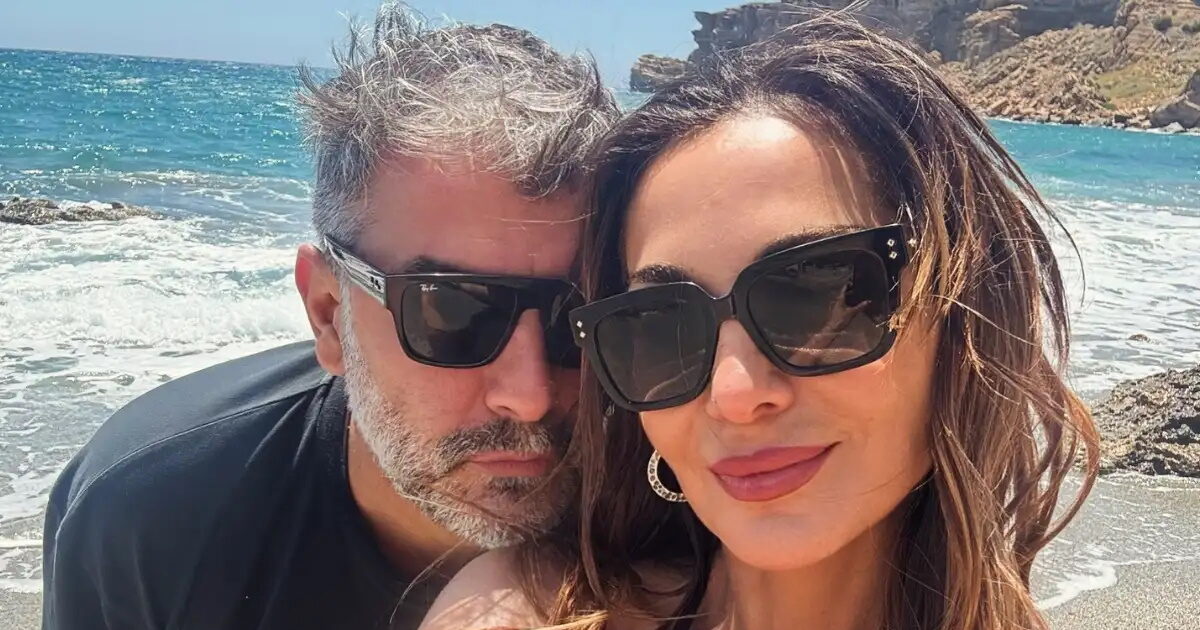 Βασίλης Μπισμπίκης: Φωτογραφίζει τη Δέσποινα Βανδή στην παραλία στις διακοπές τους στην Κρήτη