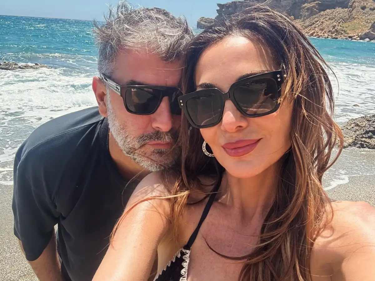 Βασίλης Μπισμπίκης: Φωτογραφίζει τη Δέσποινα Βανδή στην παραλία στις διακοπές τους στην Κρήτη