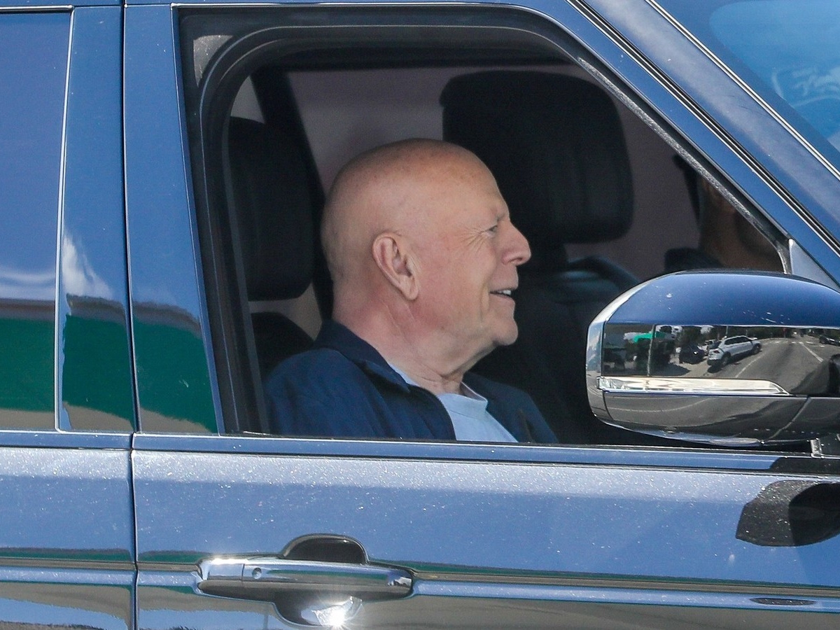 Μπρους Γουίλις: Χαμογελαστός σε σπάνια δημόσια εμφάνιση στο Λος Άντζελες