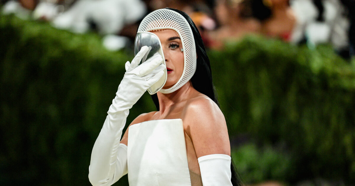 Katy Perry στο Met Gala 2026: Η μάσκα που «έσπασε» το internet και το πιο συμβολικό comeback της χρονιάς