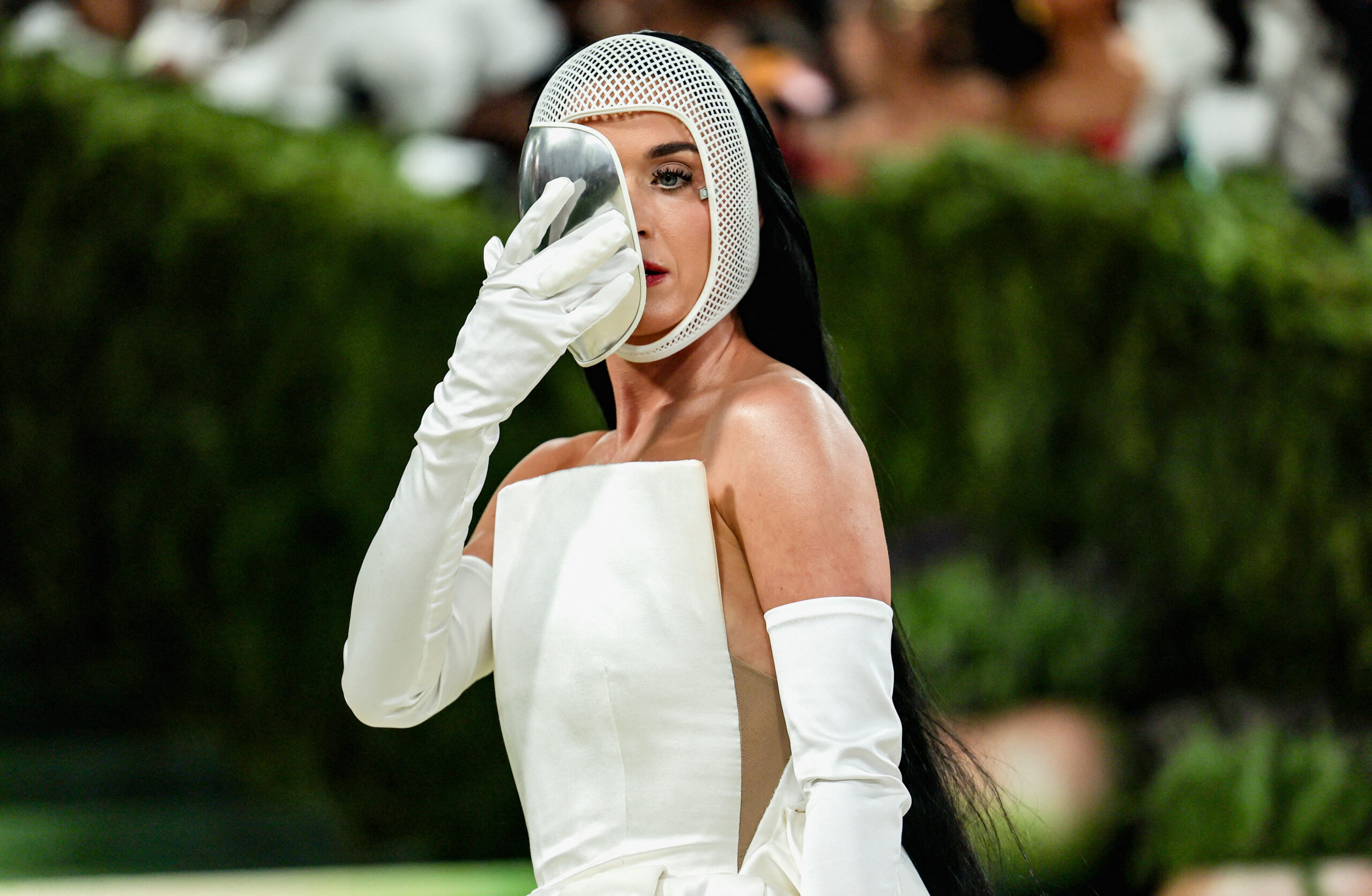 Katy Perry στο Met Gala 2026: Η μάσκα που «έσπασε» το internet και το πιο συμβολικό comeback της χρονιάς