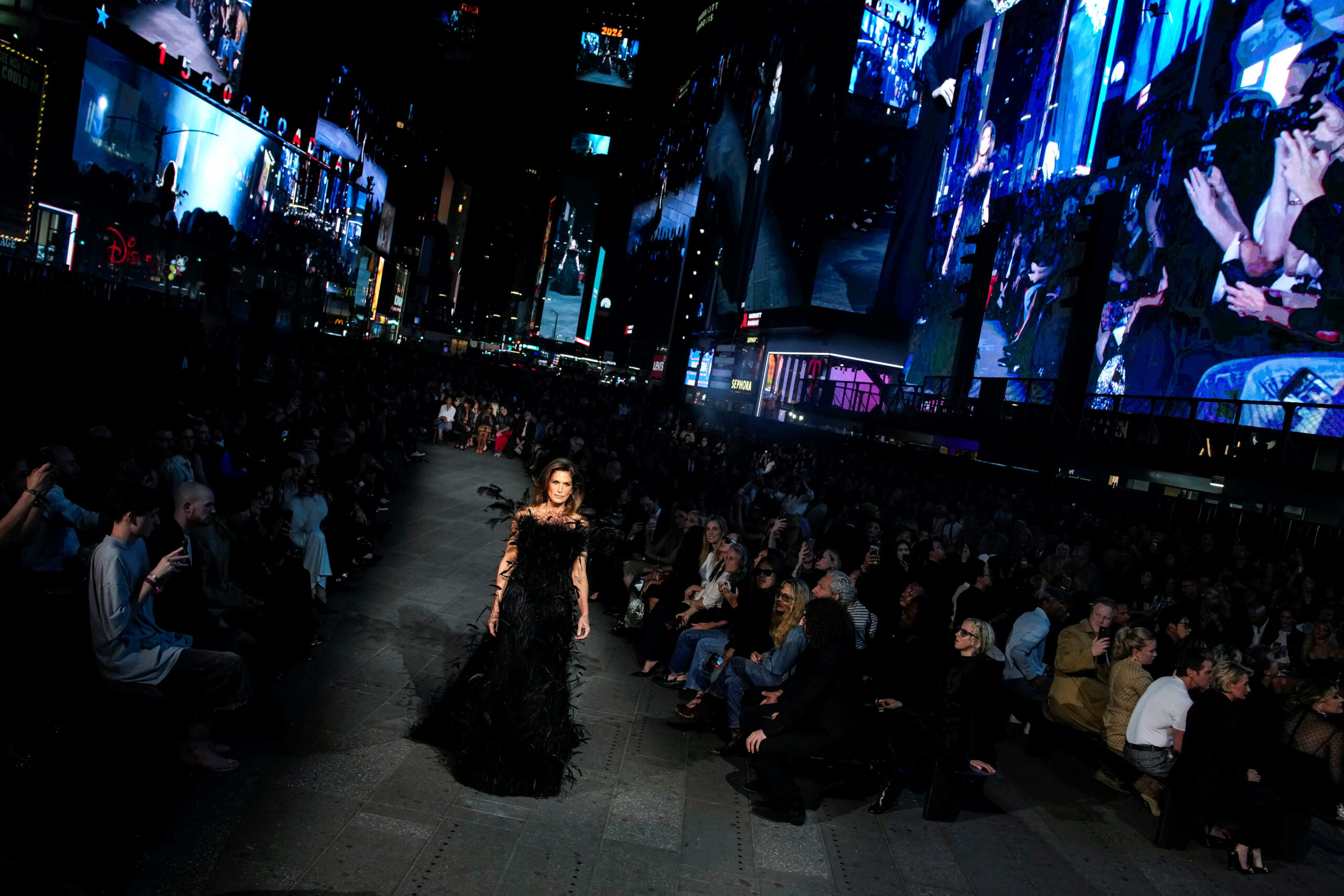 Gucci Cruise 2027: Ο Demna μετέτρεψε την Times Square σε ένα δυστοπικά glamorous runway