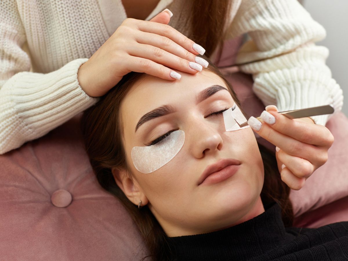 Θα άφηνες ένα ρομπότ να σου κάνει Lash Lift; Το ΑΙ υπόσχεται αυτοματισμούς και στον κόσμο της ομορφιάς