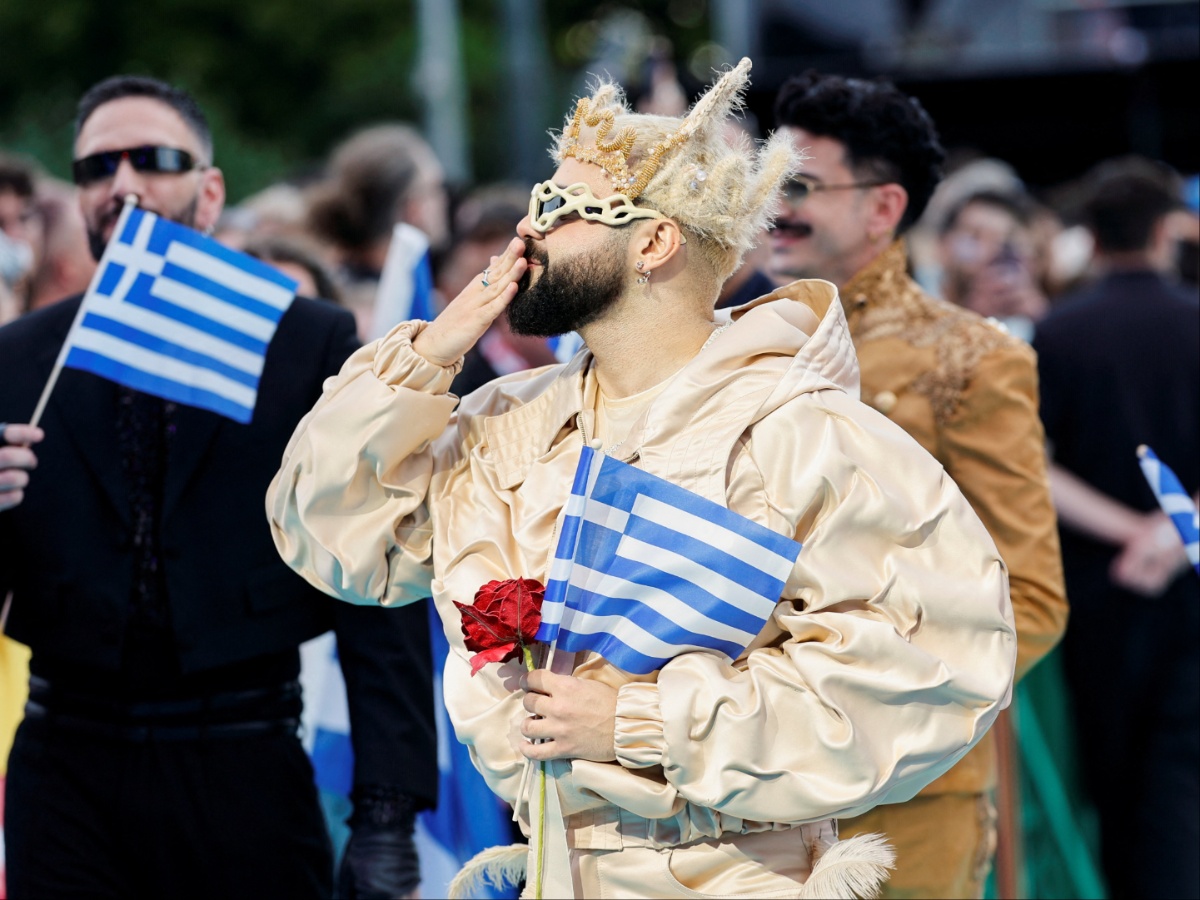 Eurovision 2026: Ο σχεδιαστής πίσω από την εμφάνιση του Akyla στο «Τιρκουάζ χαλί» μιλά στο TLIFE για όλες τις λεπτομέρειες