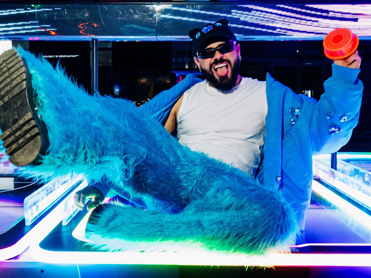Ο Akylas παρουσιάζει τώρα το video clip για το τραγούδι “PARTO”