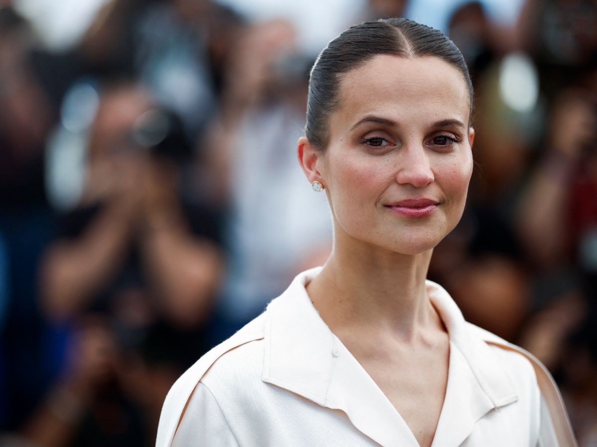 H Alicia Vikander απογειώνει για άλλη μια φορά το minimal beauty look