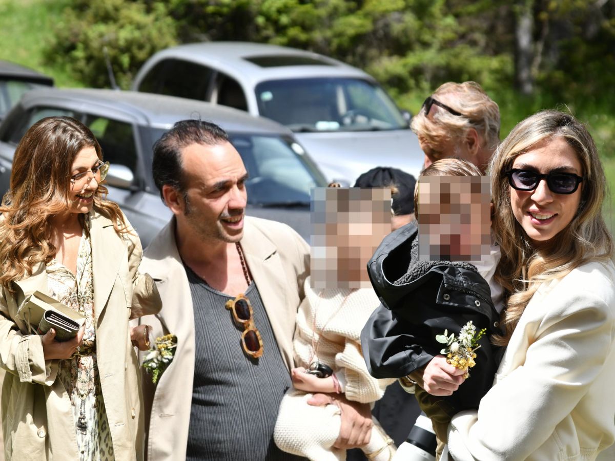 Πάνος Μουζουράκης – Μαριλού Κόζαρη: Βάφτισαν τον γιο τους με νονά την Έλενα Παπαρίζου – Αποκλειστικές φωτογραφίες