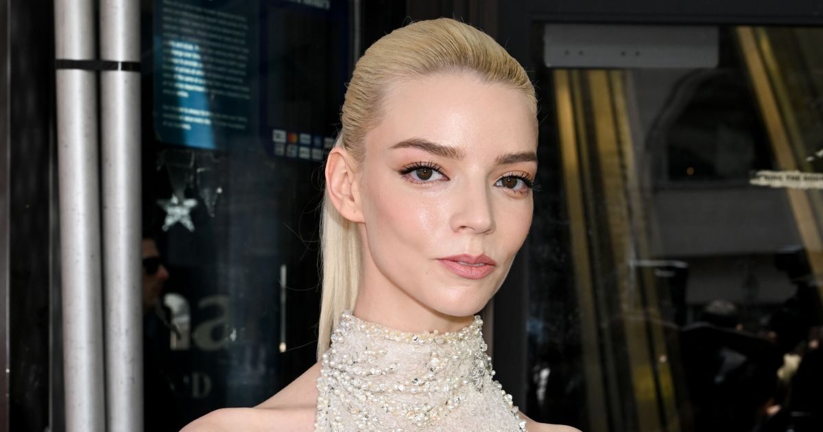 Anya-Taylor Joy: Απέδειξε πως το soft glam μακιγιάζ είναι ο συνδετικός κρίκος ανάμεσα στην πολυτέλεια και τον μινιμαλισμό