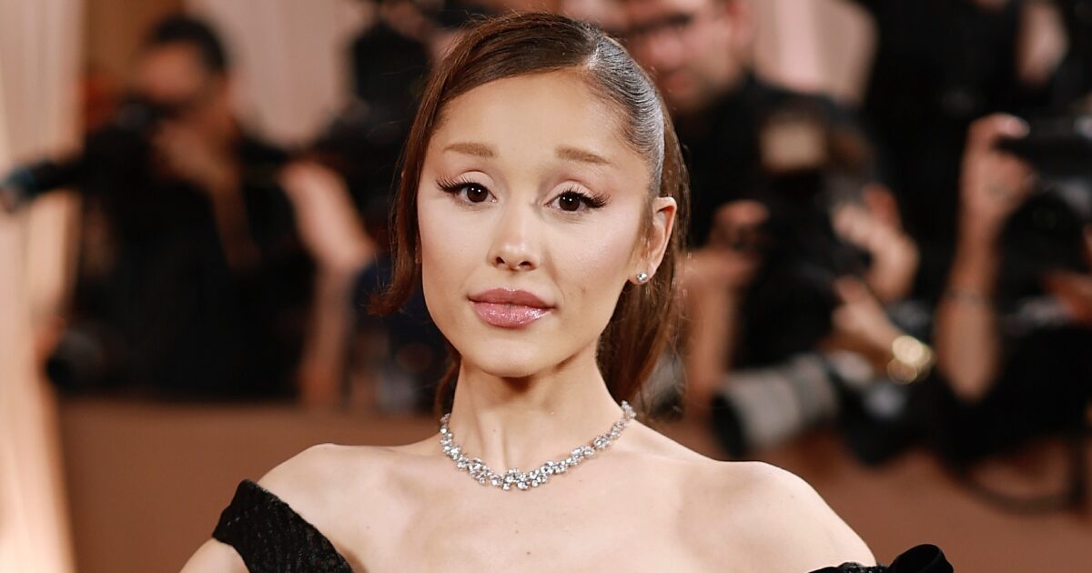 Οι βλεφαρίδες της Ariana Grande από αληθινά πέταλα λουλουδιών φέρνουν πίσω τη μαγεία των ’60s