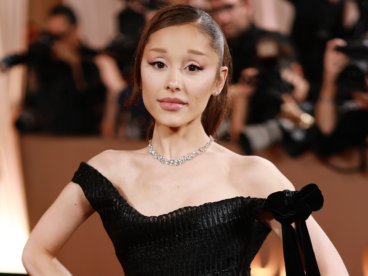 Οι βλεφαρίδες της Ariana Grande από αληθινά πέταλα λουλουδιών φέρνουν πίσω τη μαγεία των ’60s