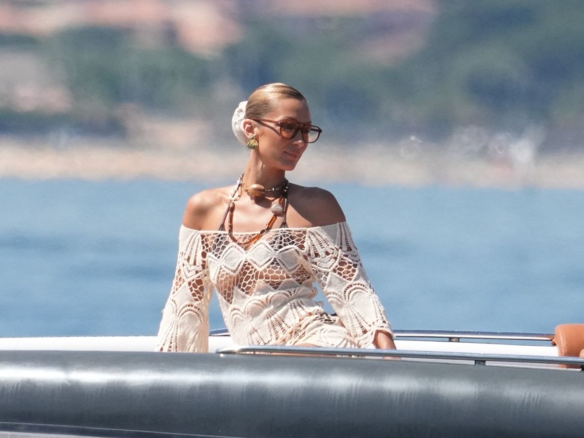 H Bella Hadid αναβάθμισε το minimal bun της με το αξεσουάρ που θα χρειαστείς το φετινό καλοκαίρι