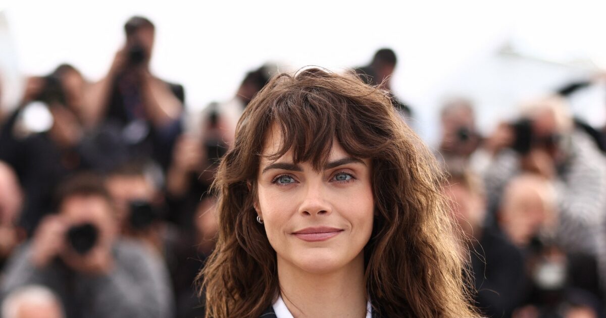 H Cara Delevingne εμφανίστηκε στις Κάννες με το απόλυτο french girl hair look