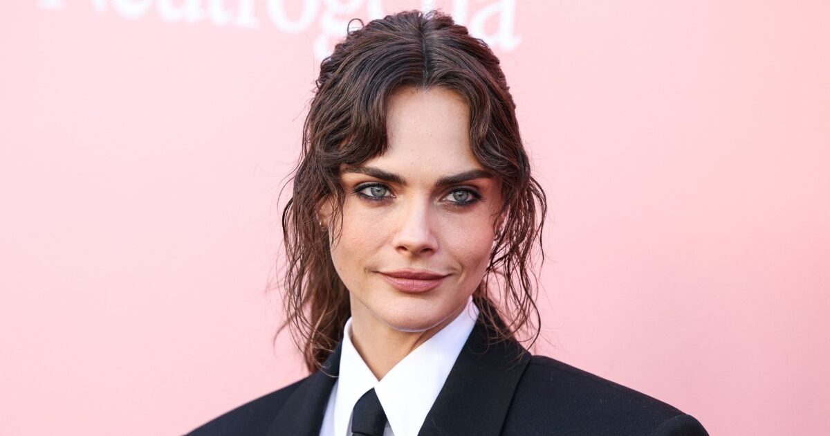 To messy hairstyle της Cara Delevingne είναι ανεπιτήδευτο και  ταυτόχρονα chic